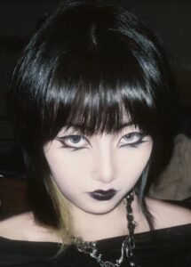 Chinese goth girl, black clothes makeup